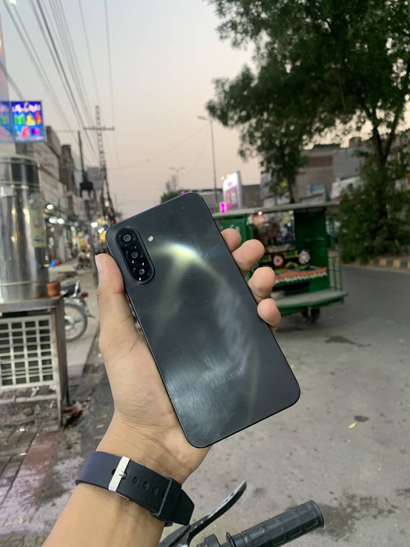 Samsung galaxy A17 non pta with box and cable 5