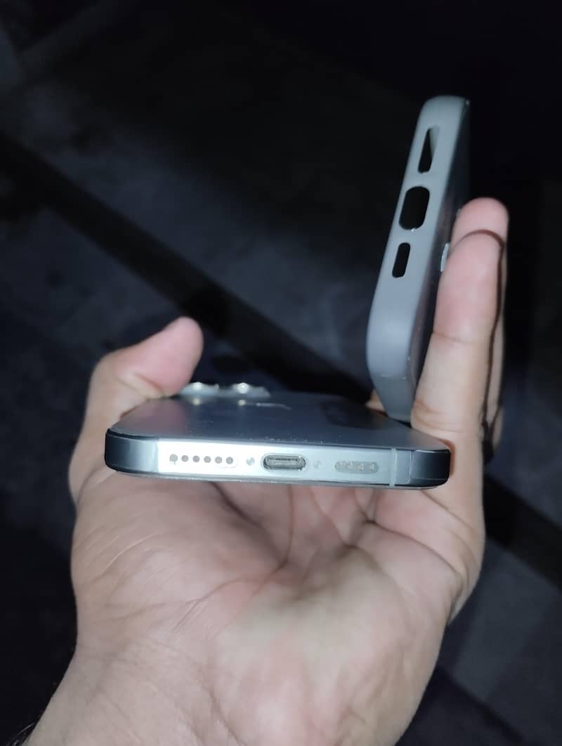 Apple iPhone 15 Pro Max 4
