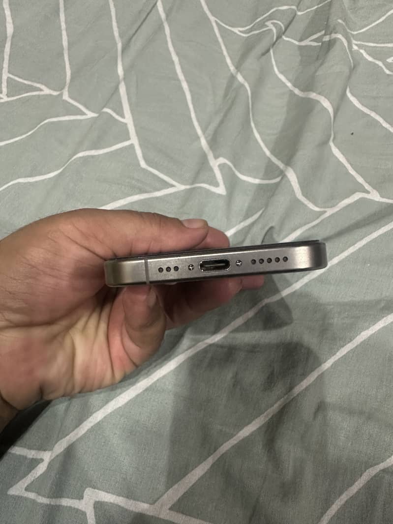 Apple iPhone 15 Pro FU 2