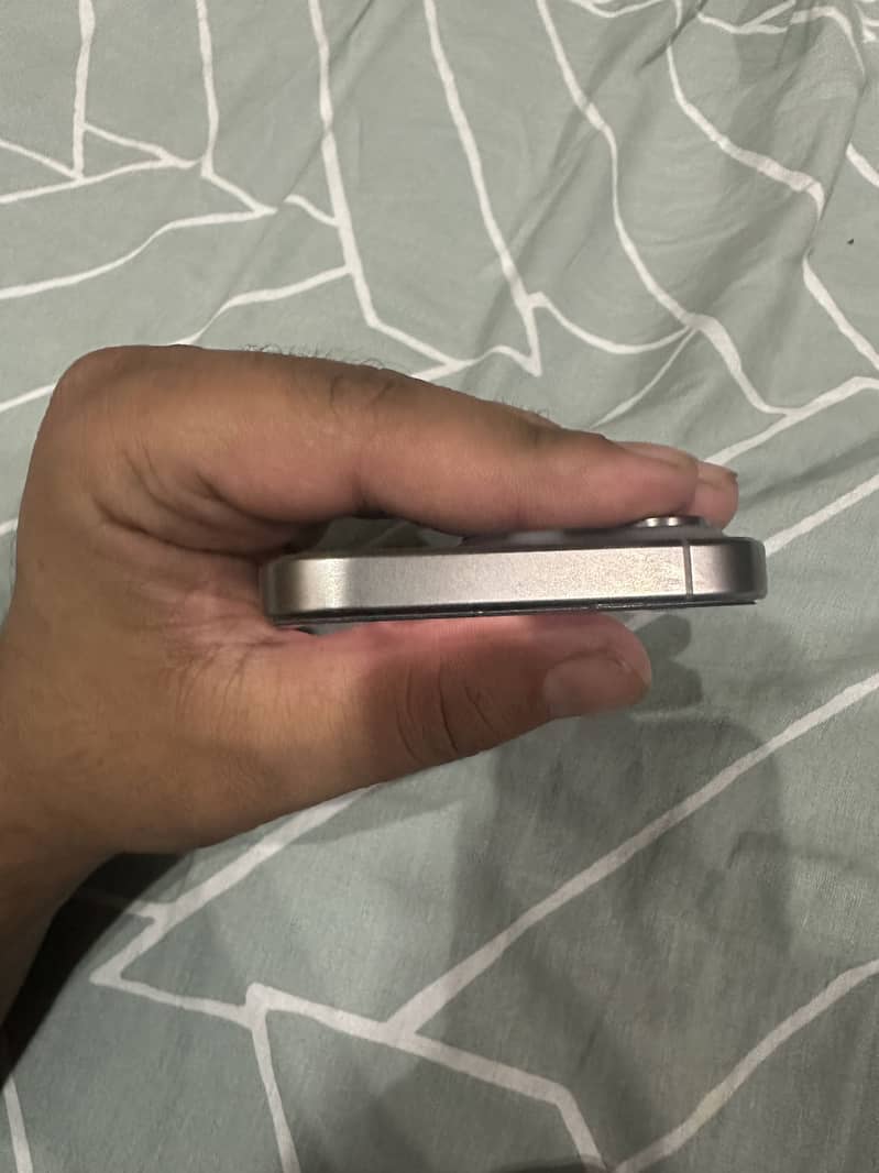 Apple iPhone 15 Pro FU 4