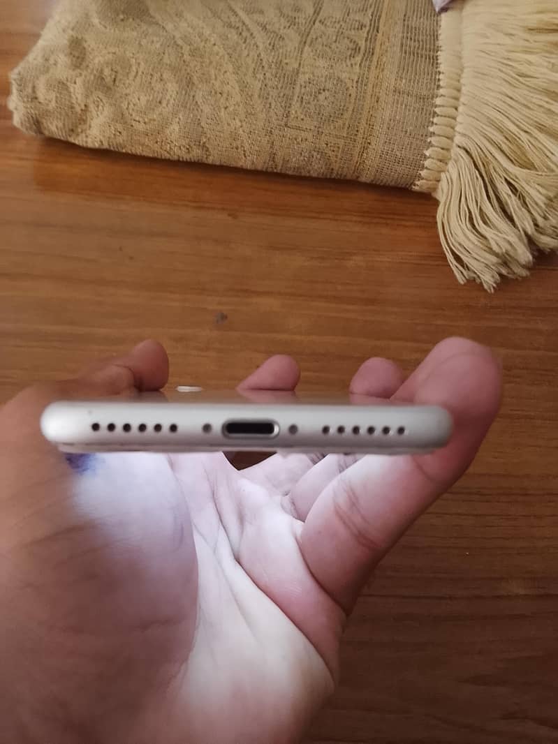Apple iPhone 7 3