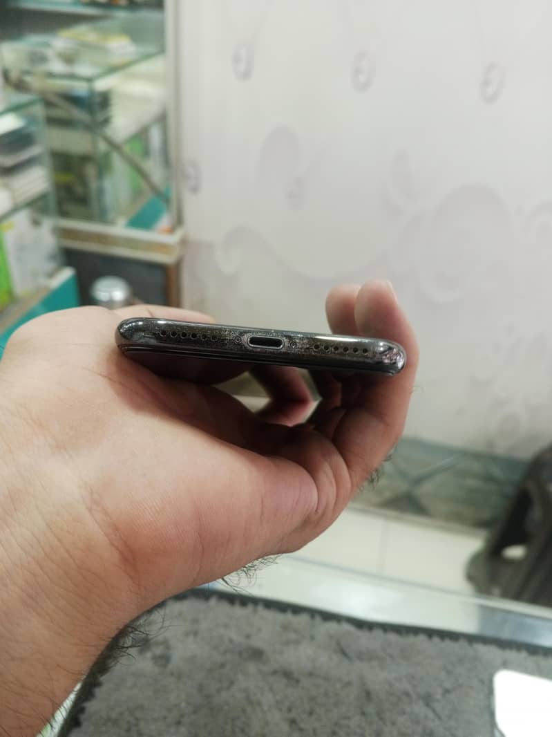 Apple iPhone X 4