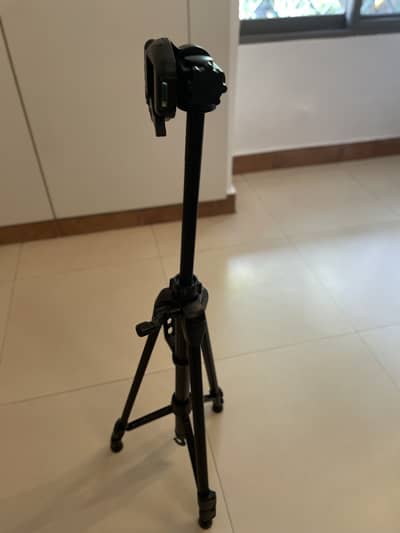 Icon Tripod Stand (model 7862) in excellent condition
