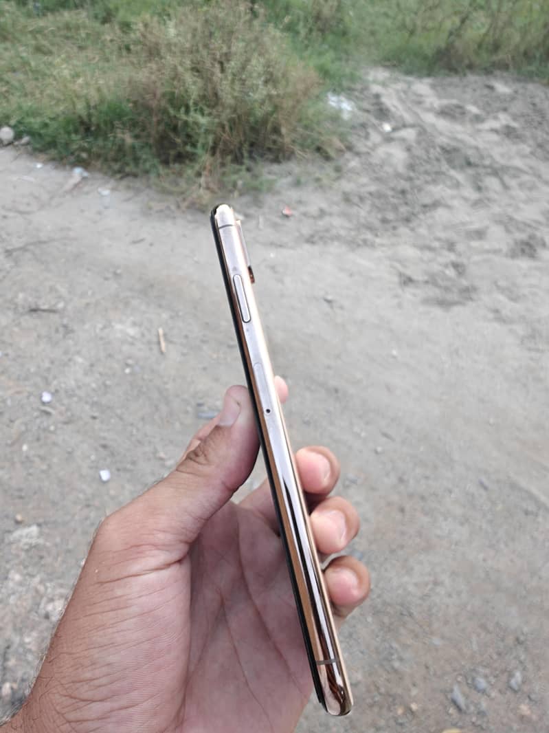 Apple iPhone XS Max 3