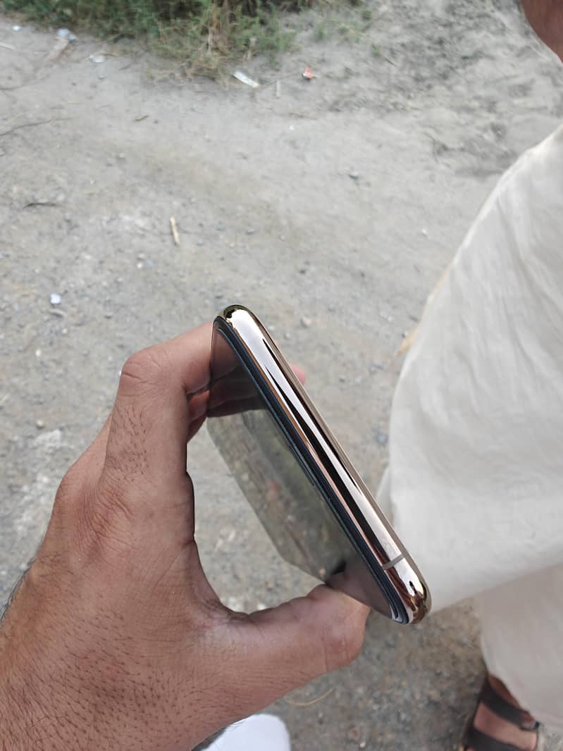 Apple iPhone XS Max 4
