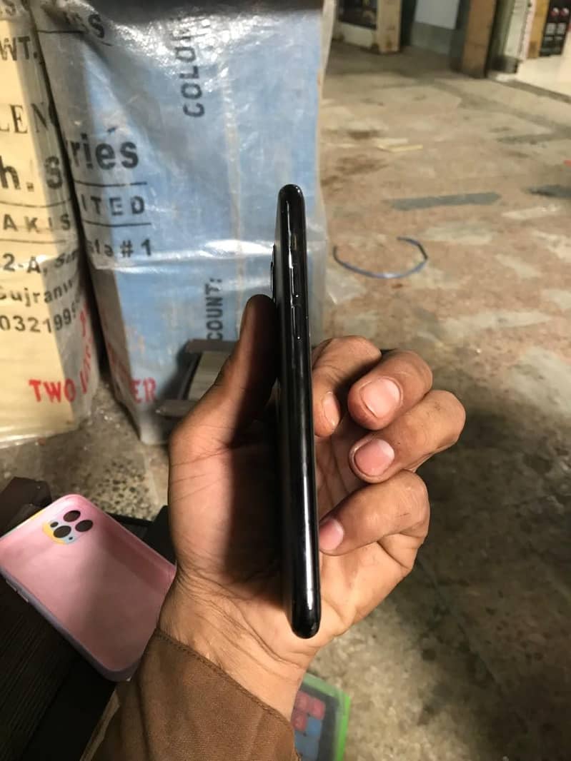 Apple iPhone 11 4