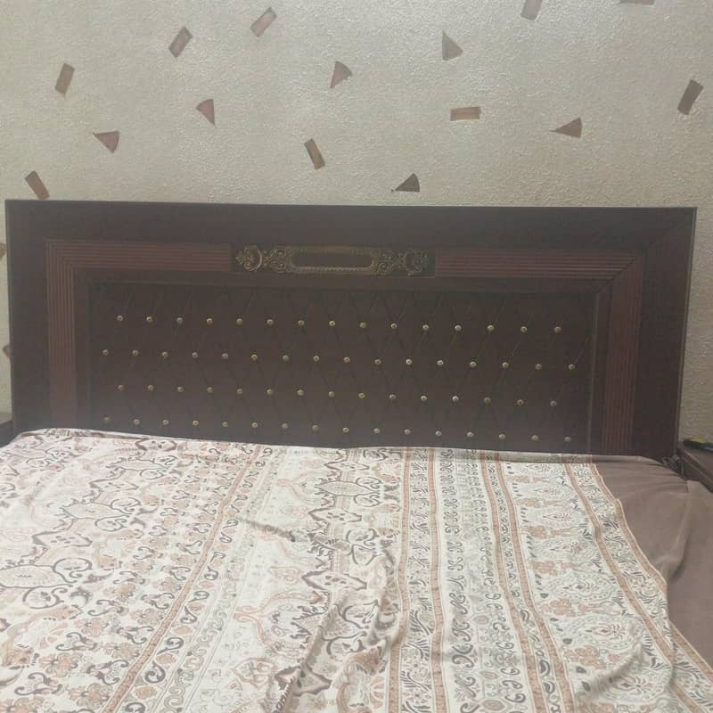 Double bed with side tables 0