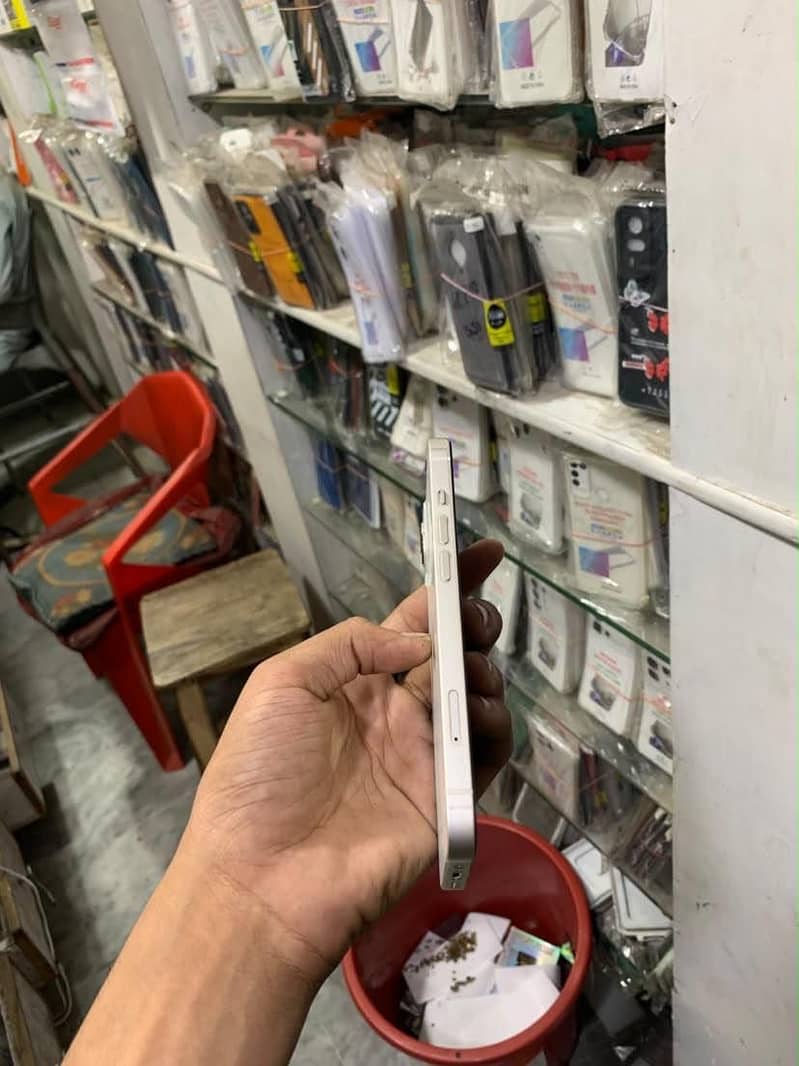 Apple iPhone 13 1
