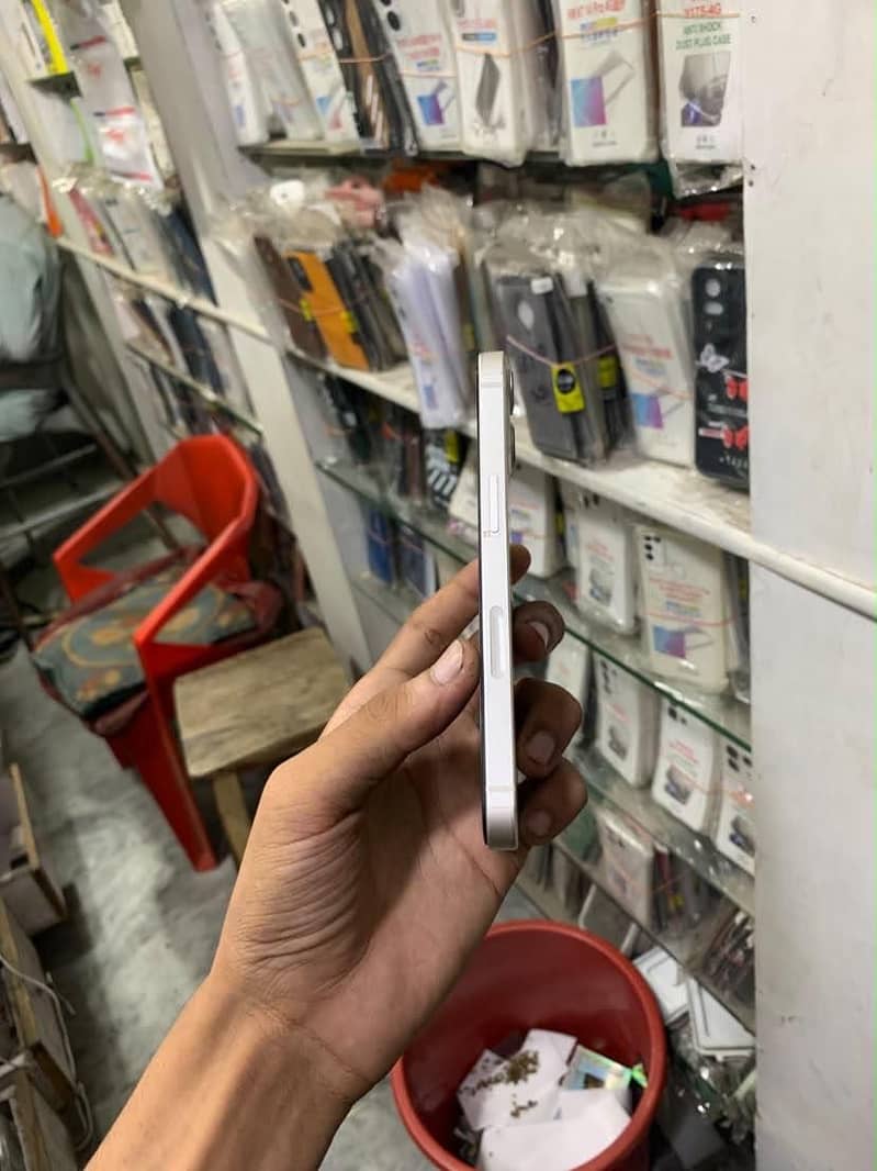 Apple iPhone 13 2