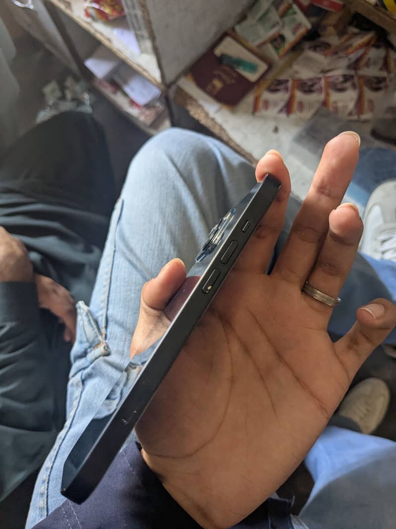 Apple iPhone 13 2