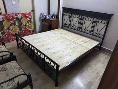 Bed with 2 chairs in iron