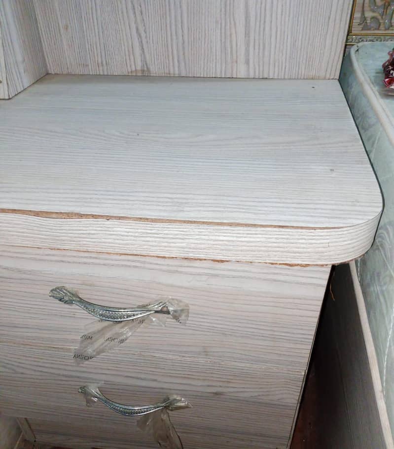 bed set with 2 side table 3