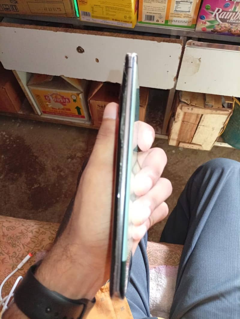 Sharp Aquos R6 1