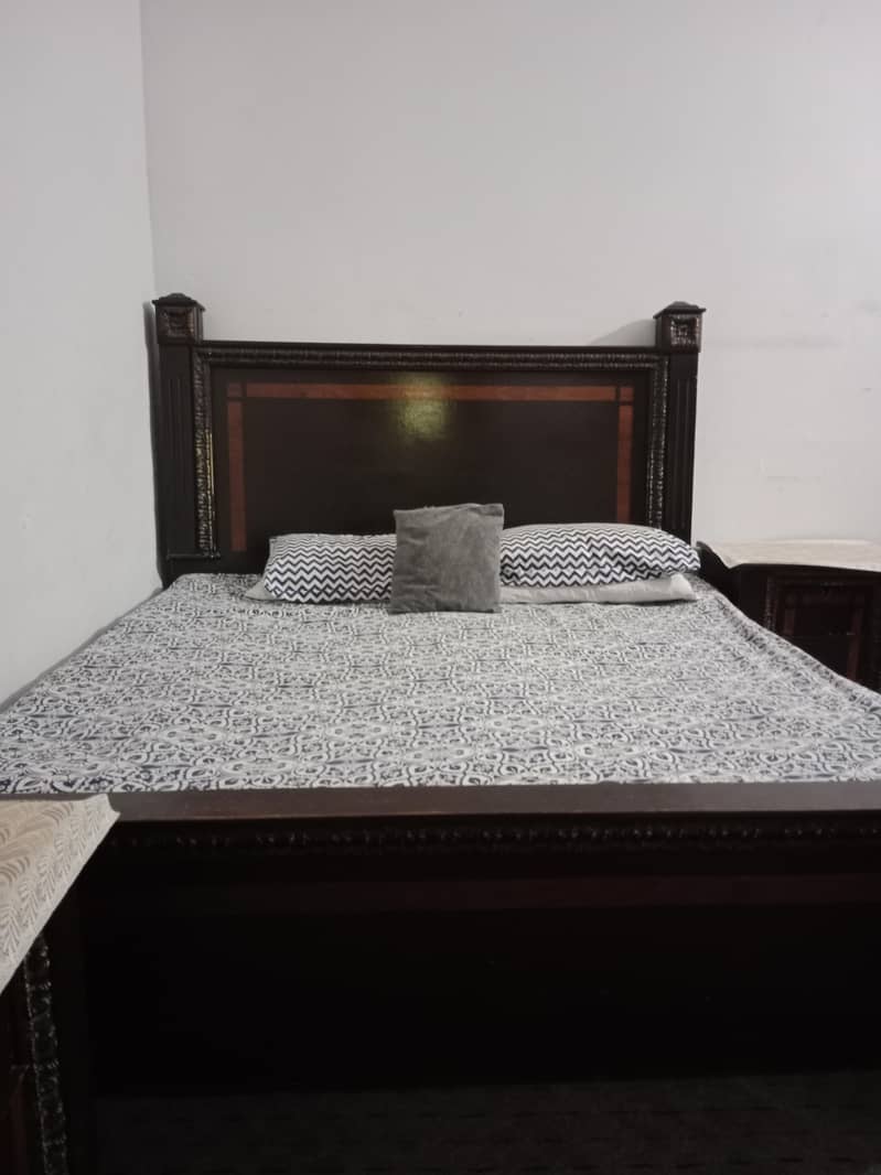 Bed with mattress 0
