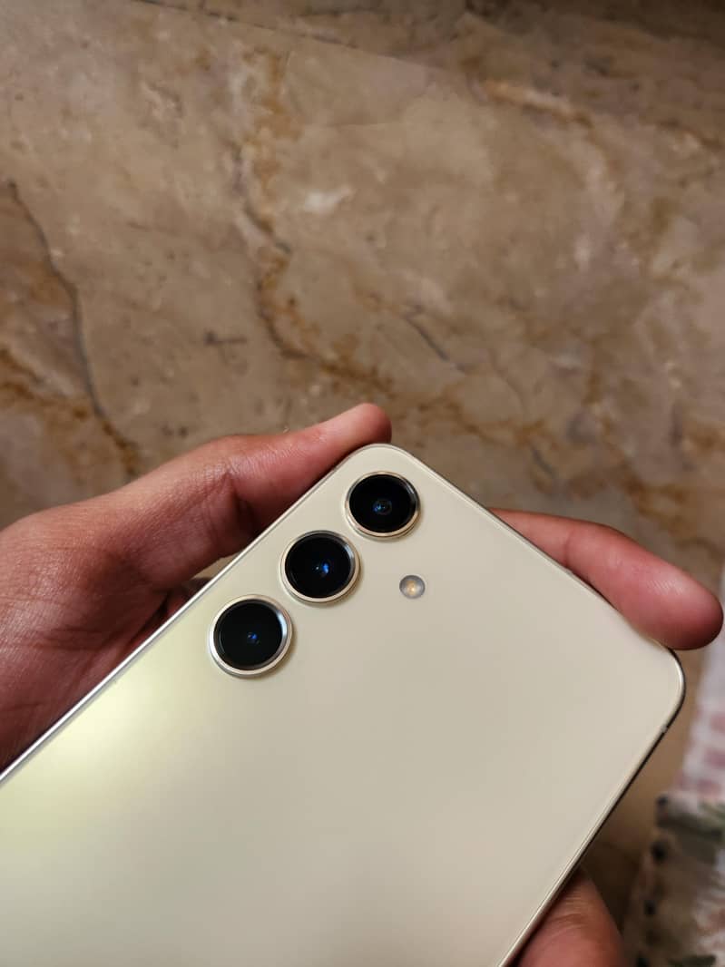 Samsung S24 6