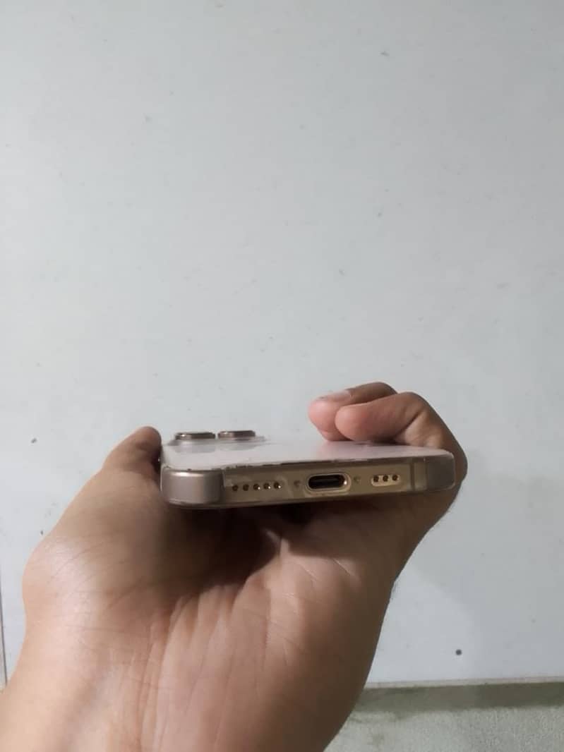 Apple iPhone 16 Pro 3