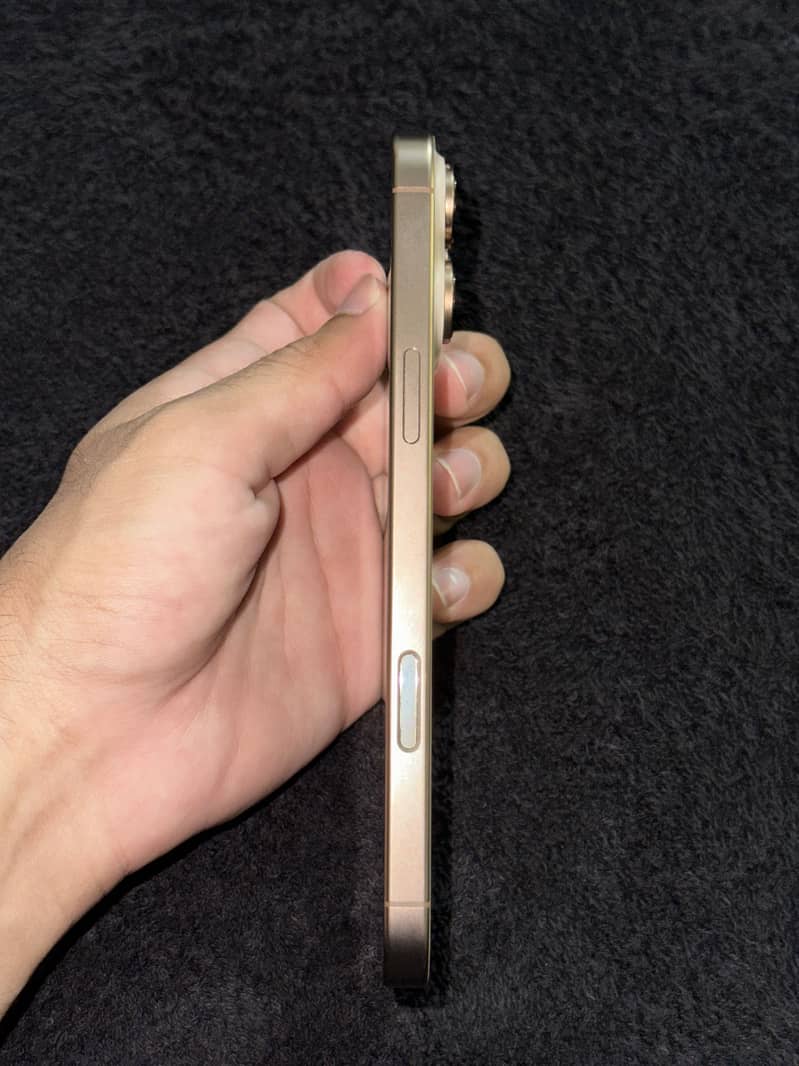 Apple iPhone 16 Pro Max 4