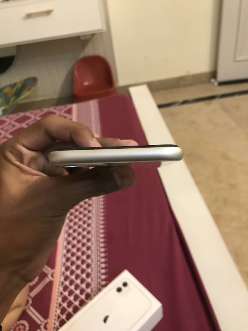 Apple iPhone 11 4