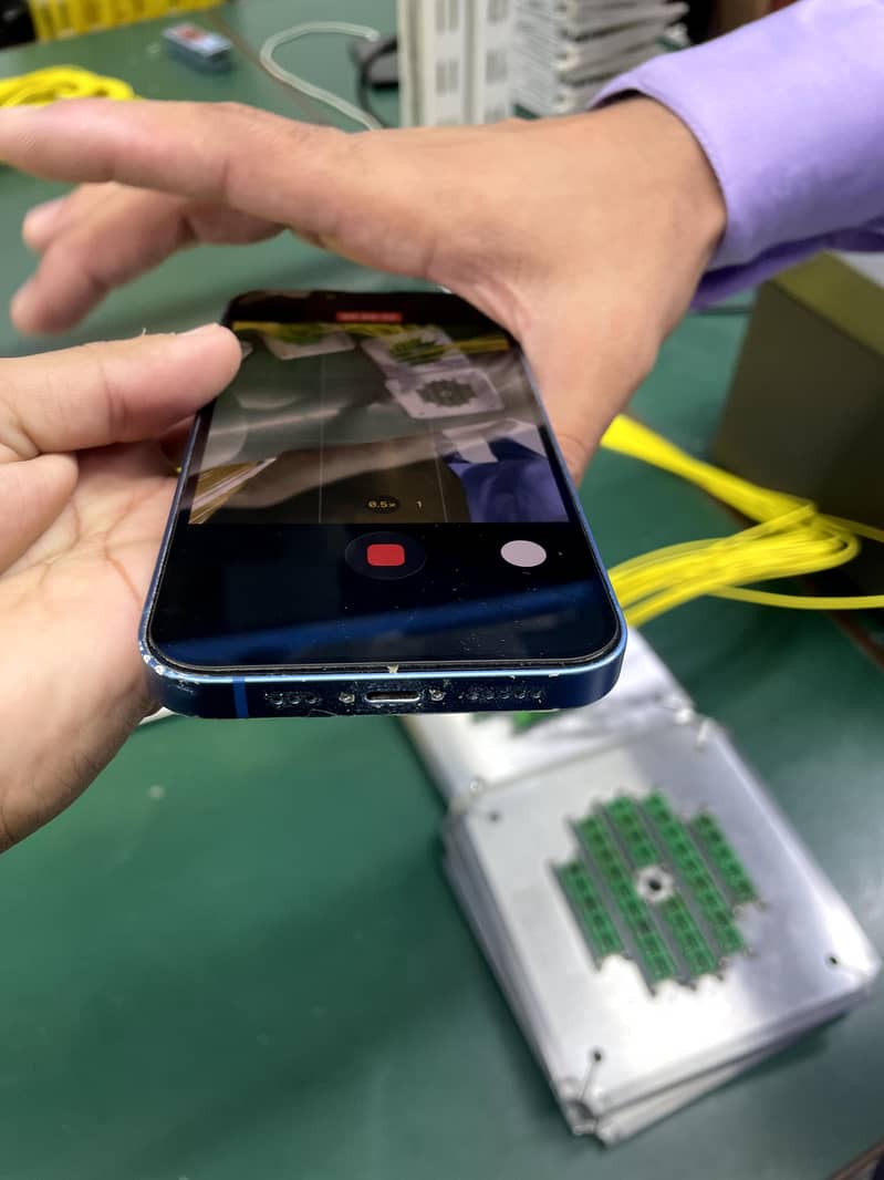 Apple iPhone 13 2