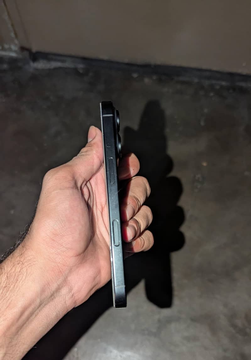 Apple iPhone 16 Pro 1