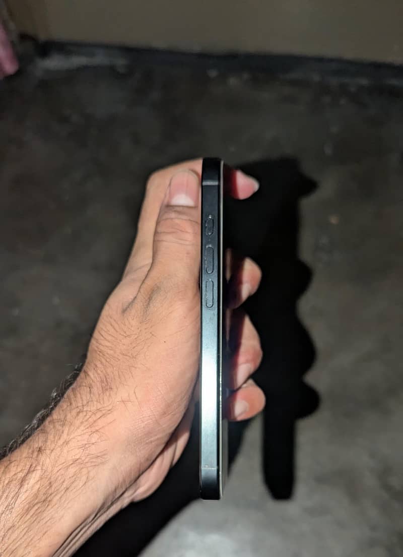 Apple iPhone 16 Pro 2