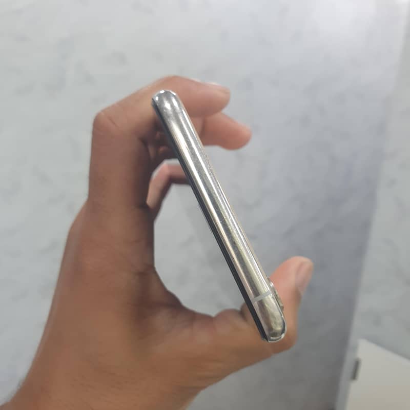 Apple iPhone XS Max 3