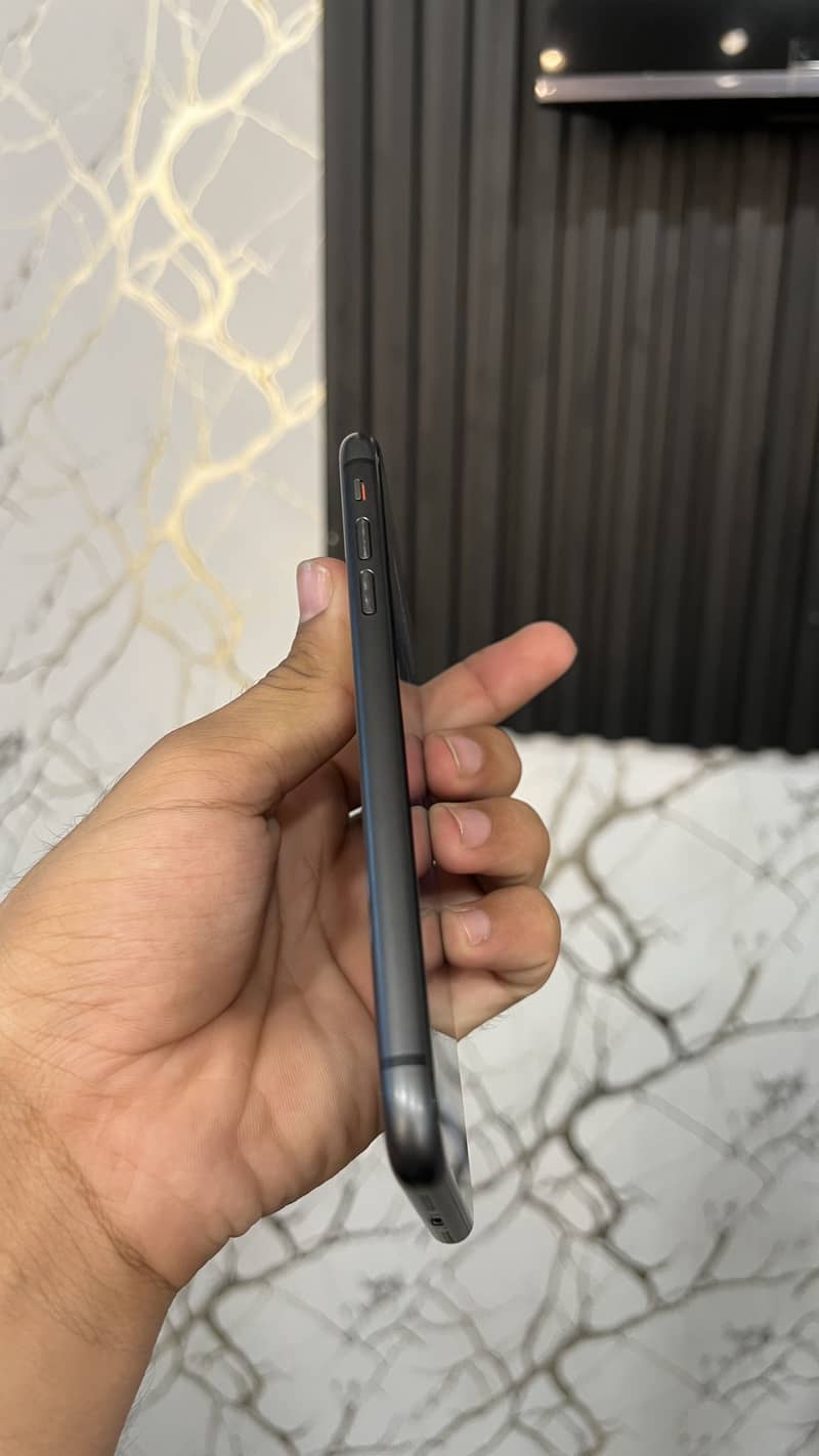 Apple iPhone 11 3