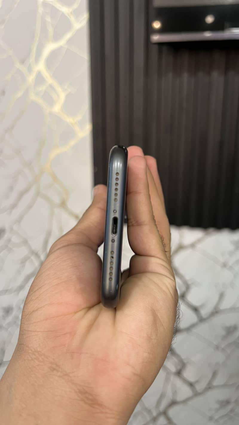 Apple iPhone 11 4