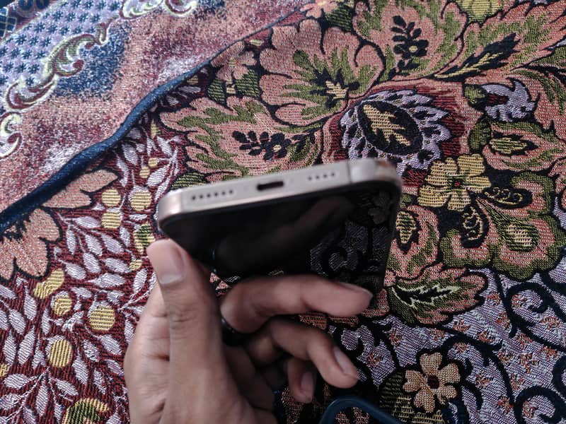 Apple iPhone 16 Pro Max 4