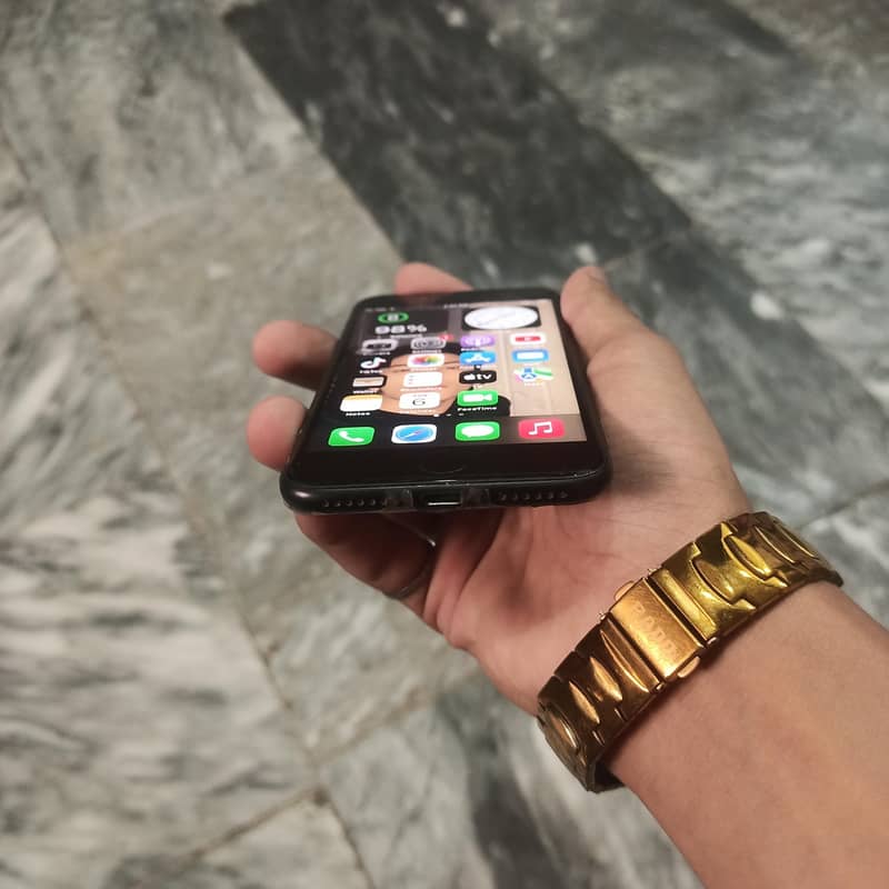 Apple iPhone 7 3