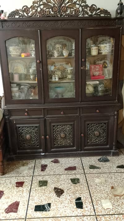 Chinote crockery cabinet