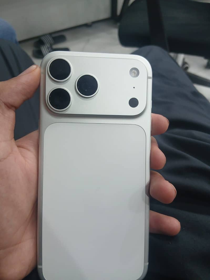 Apple iPhone 17 Pro Max 1