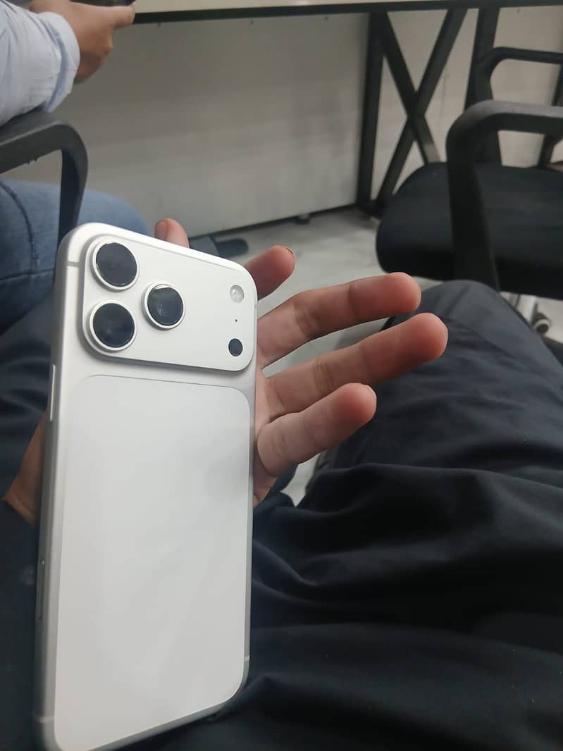 Apple iPhone 17 Pro Max 4