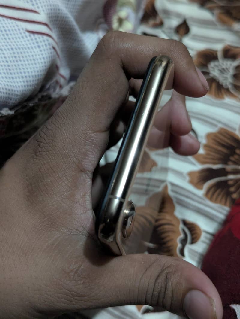 Apple iPhone XS Max 4