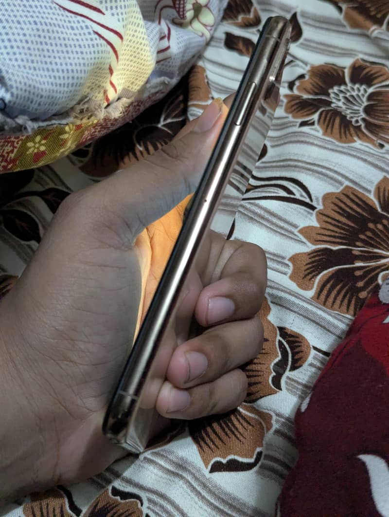 Apple iPhone XS Max 6