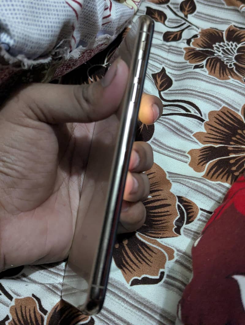 Apple iPhone XS Max 7
