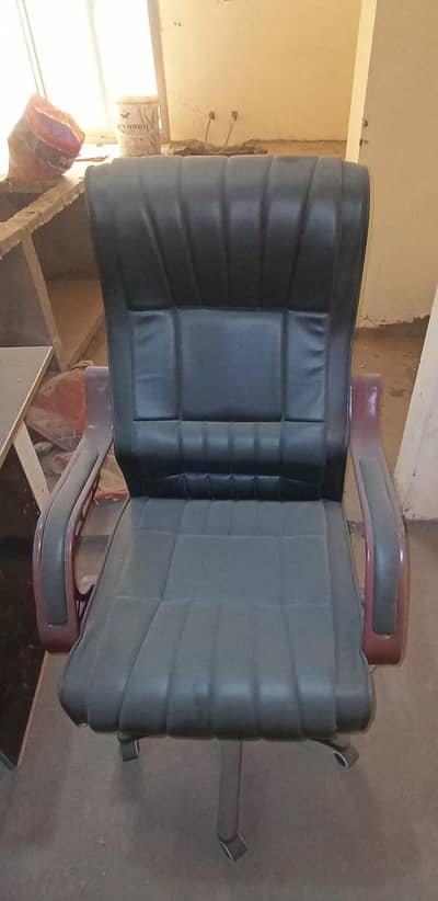 Office Furniture For Sale – Excellent Condition