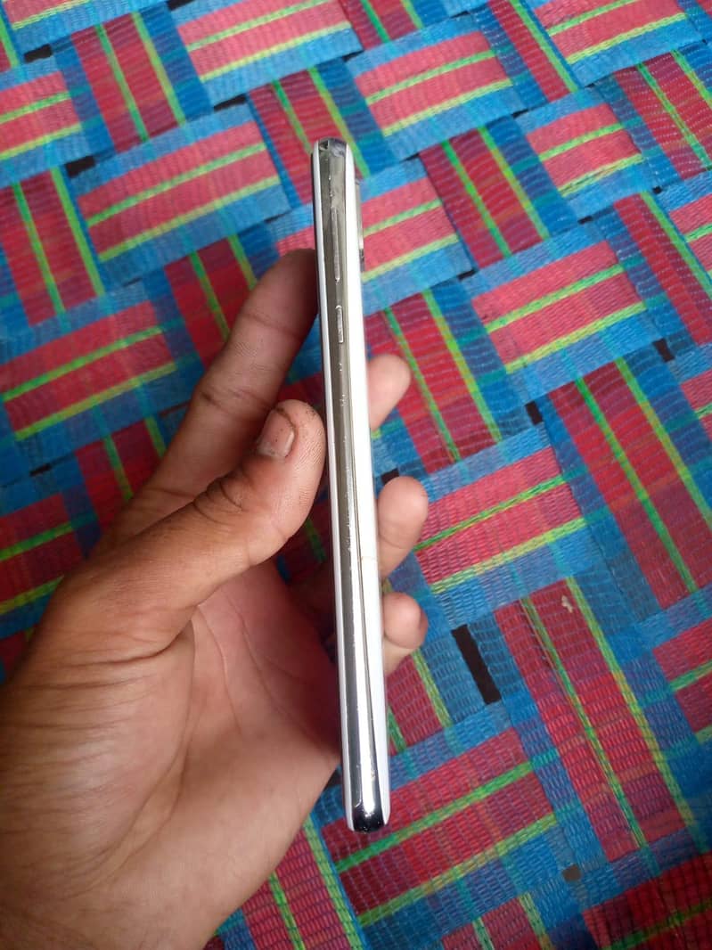 Sharp Aquos R2 3