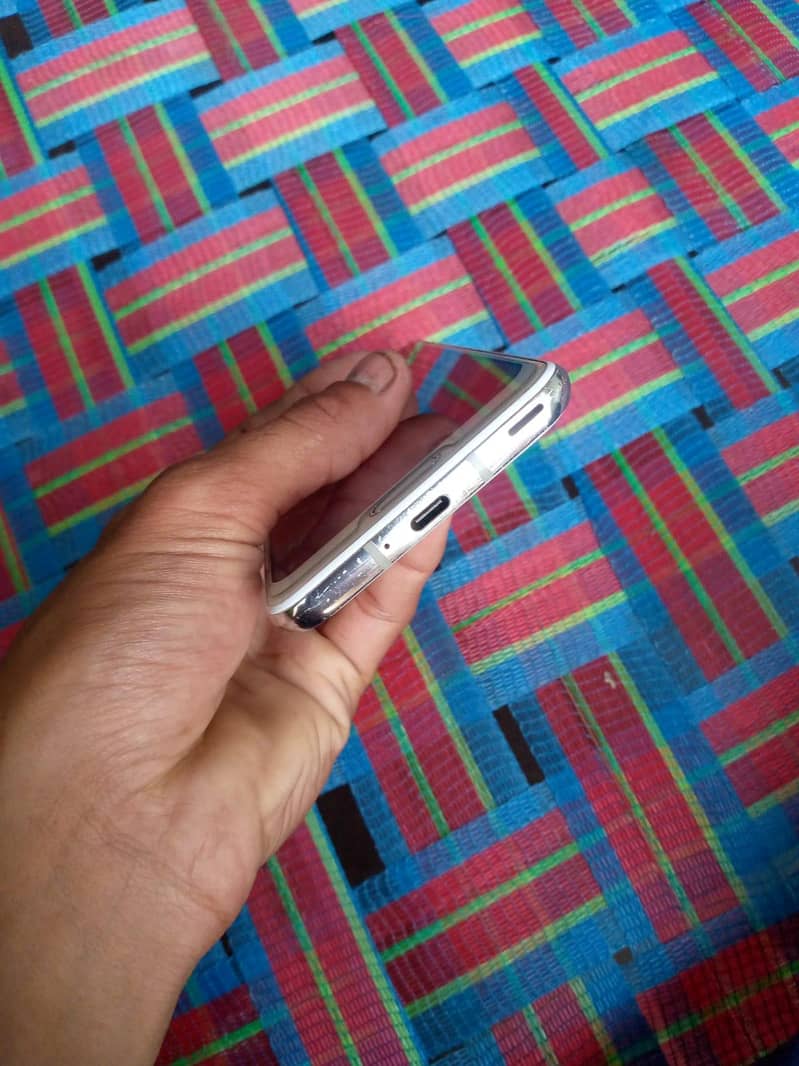 Sharp Aquos R2 4
