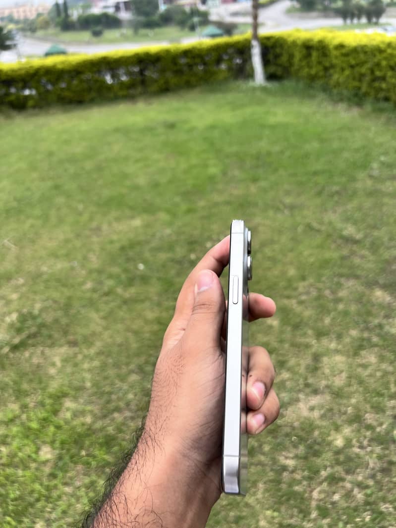 Apple iPhone 15 Pro Max 4