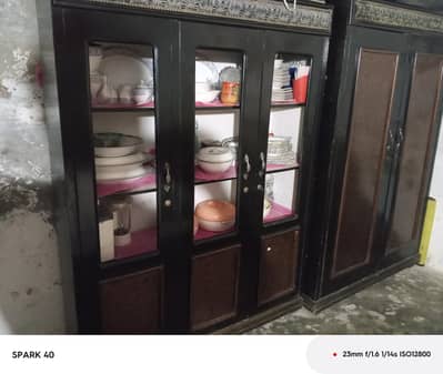 سیف الماری، برتنوں والی الماری اور صوفہ سیٹ برائے فروخت