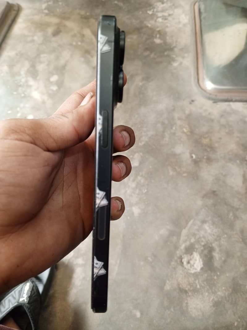 Apple iPhone 15 Pro Max 3