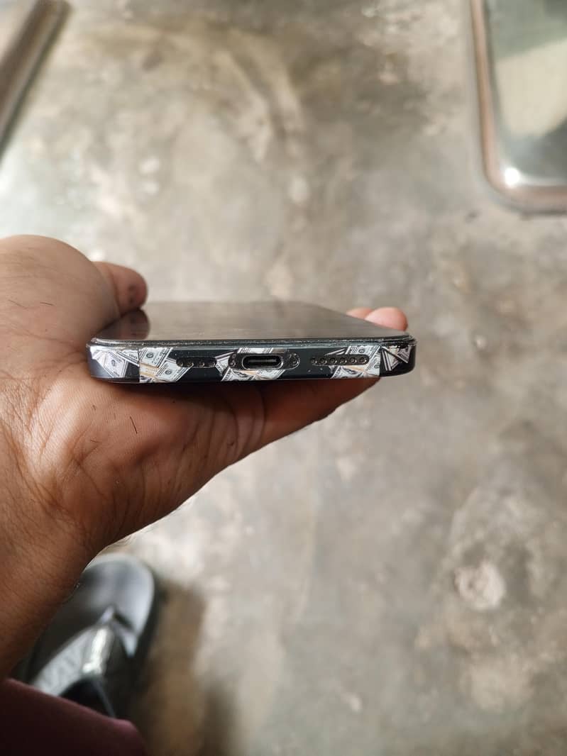 Apple iPhone 15 Pro Max 4