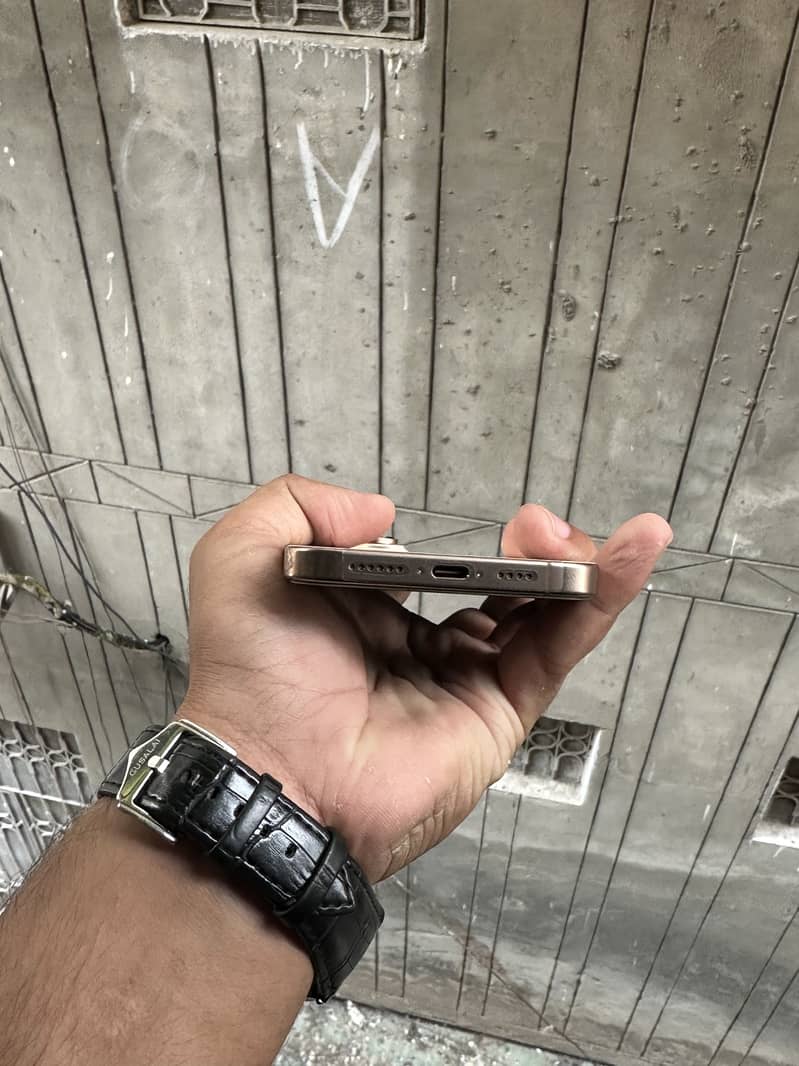 Apple iPhone 16 Pro Max 3