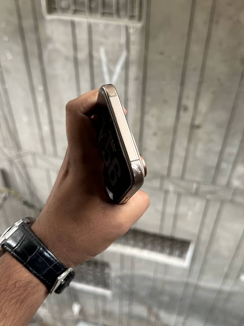 Apple iPhone 16 Pro Max 5