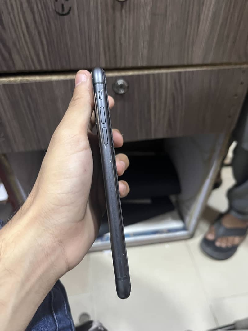 Apple iPhone 11 4