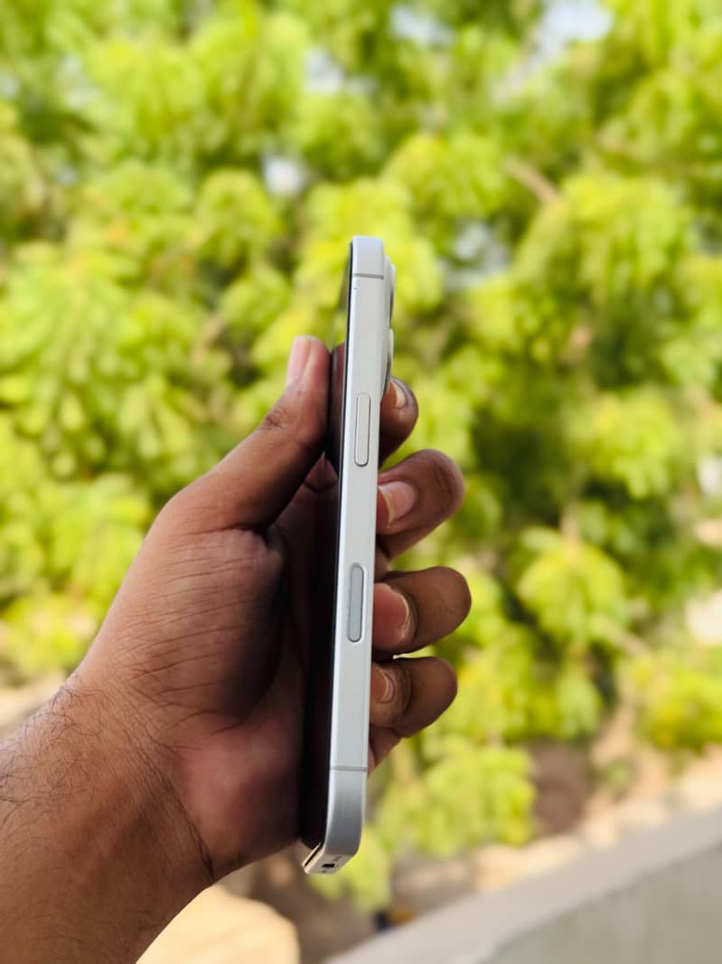 Apple iPhone 16 3