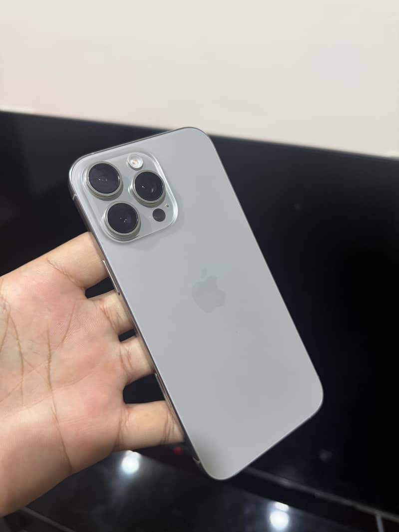 Apple iPhone 16 Pro Max 1