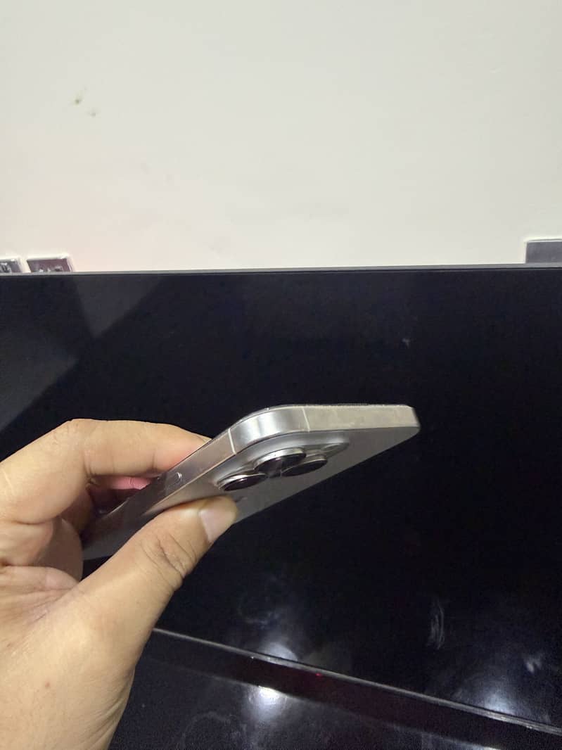 Apple iPhone 16 Pro Max 2