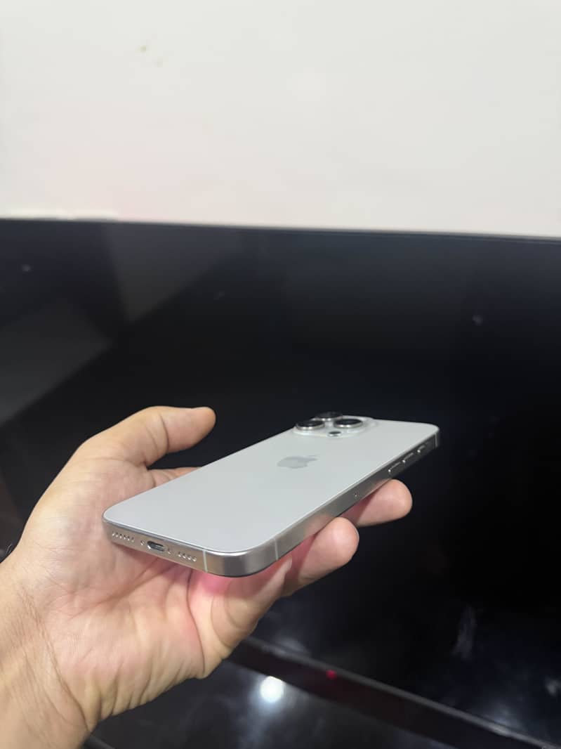 Apple iPhone 16 Pro Max 4